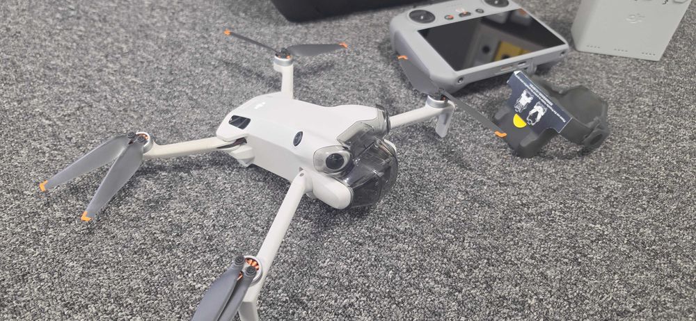 Dron DJI Mini 4 Pro Fly More Combo ( RC2)