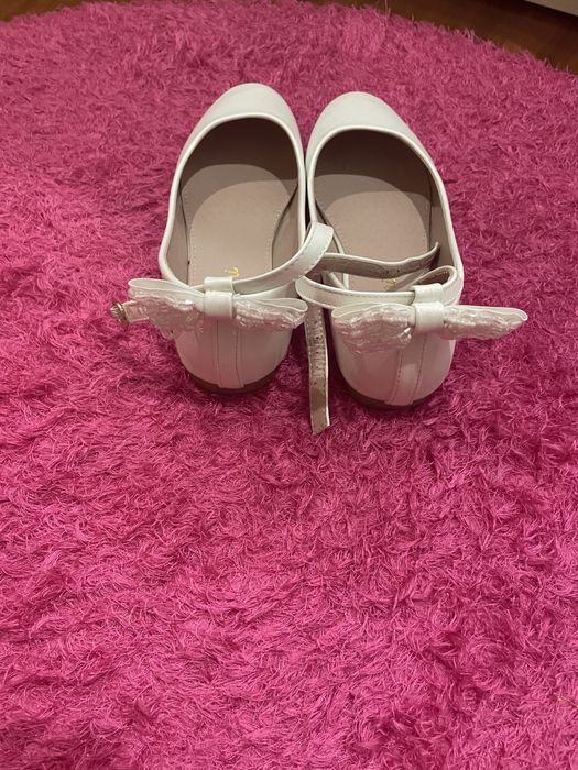 Sapatos brancos de menina