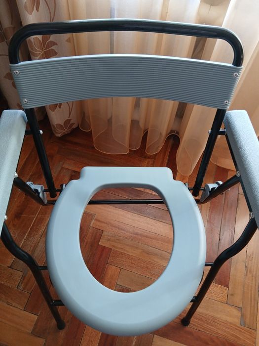 Крісло-стілець з санітарним оснащенням нерегулюване за висотою.
