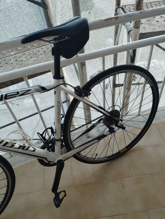 Bicicleta de estrada praticamente nova