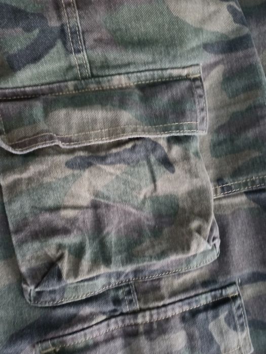 Джинсові шорти; камуфляжні баггі