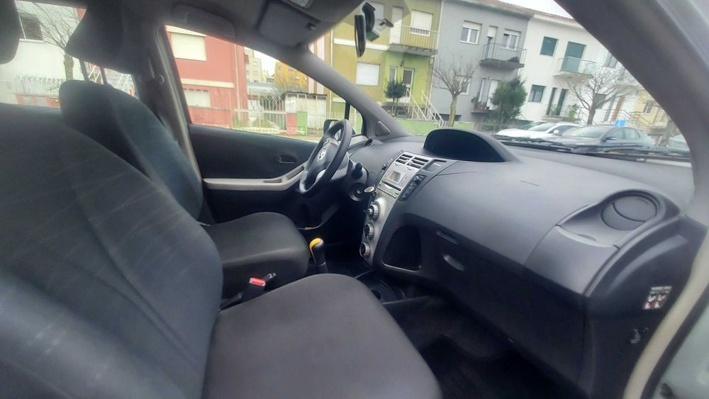 TOYOTA YARIS excelente estado