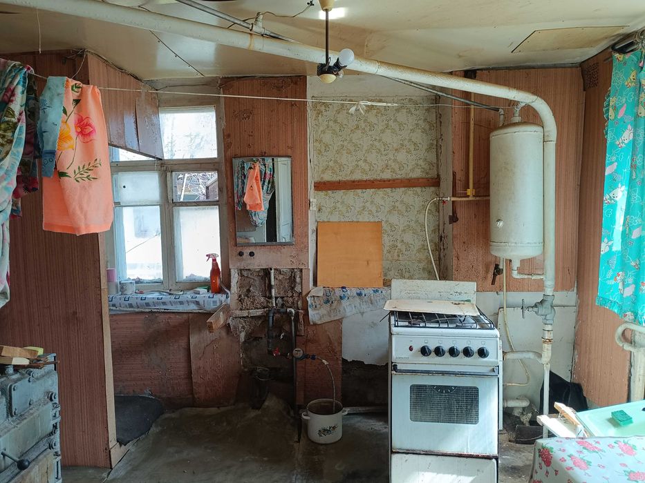 Продається пів будинку р-н БабКП, підведено всі комунікації, під ремонт, можливо за держпрограмою