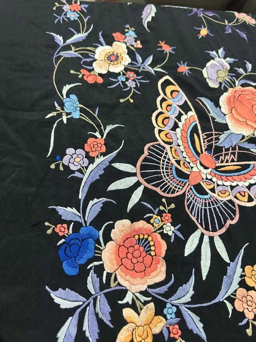 Xale antigo em seda pura – Bordado artesanal – Peça de coleção