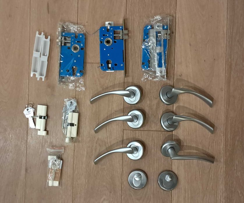 Klamki i zamki do drzwi wewnetrznych. 3 szt.