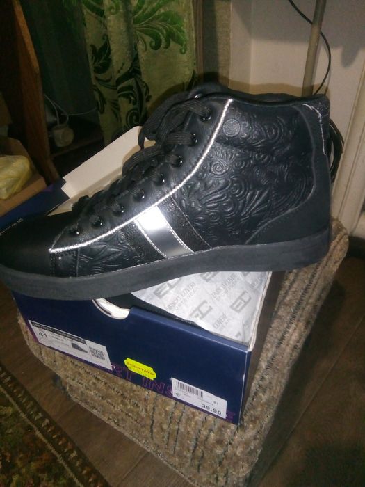 Продам жиночи полуботинки