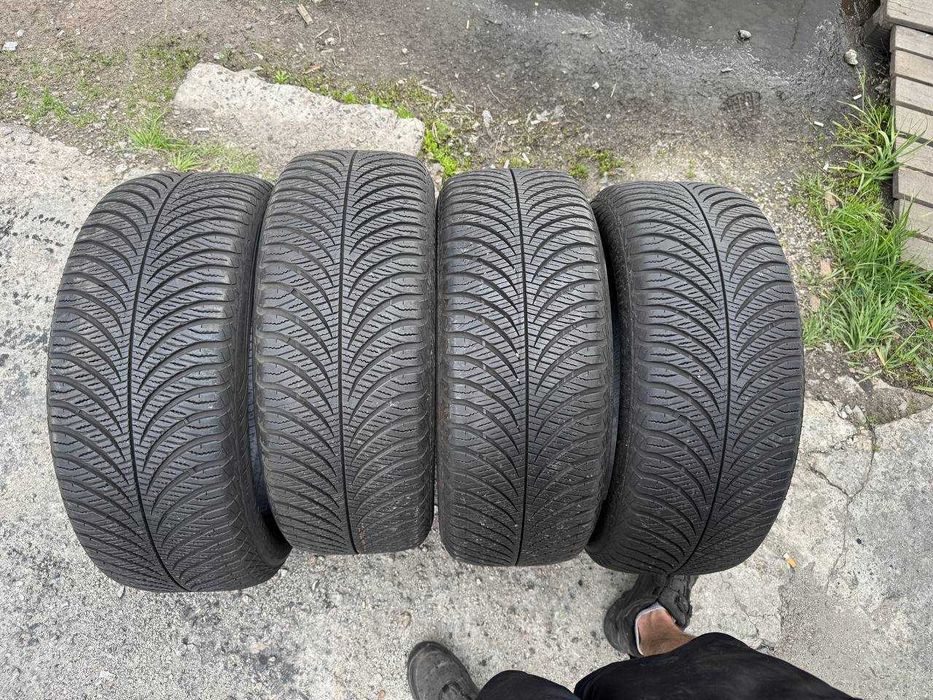 Шини зима 215/55/R17 GoodYear Vector4Seasons