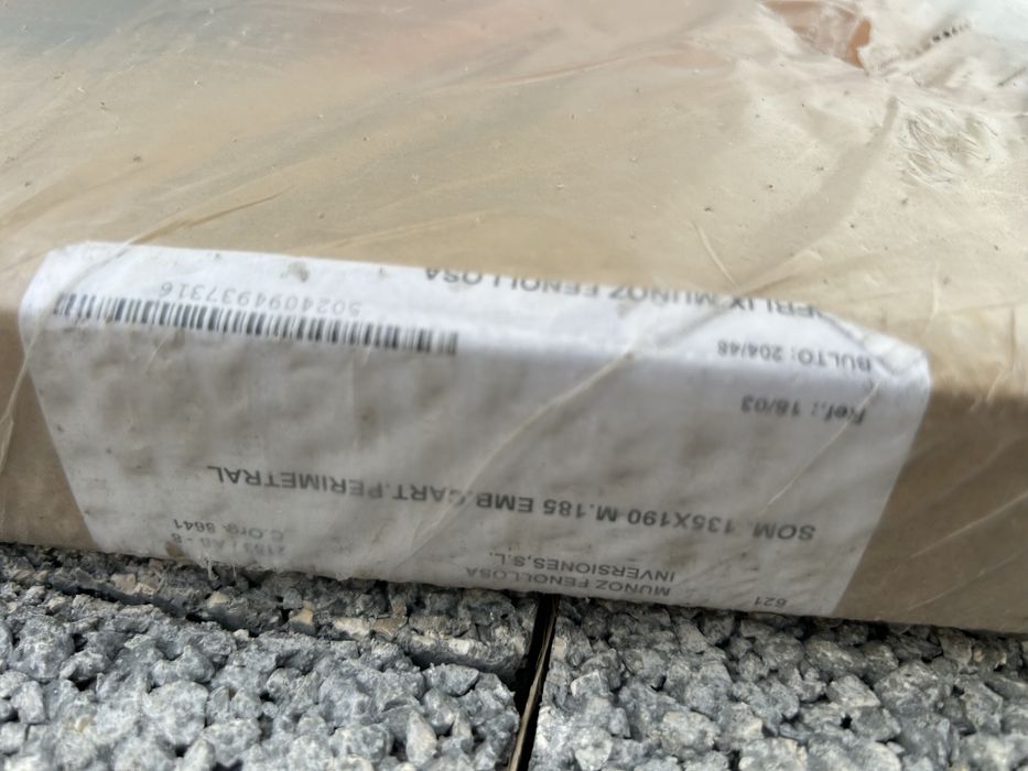 Estrado de 135x190 cm em tubo de aço