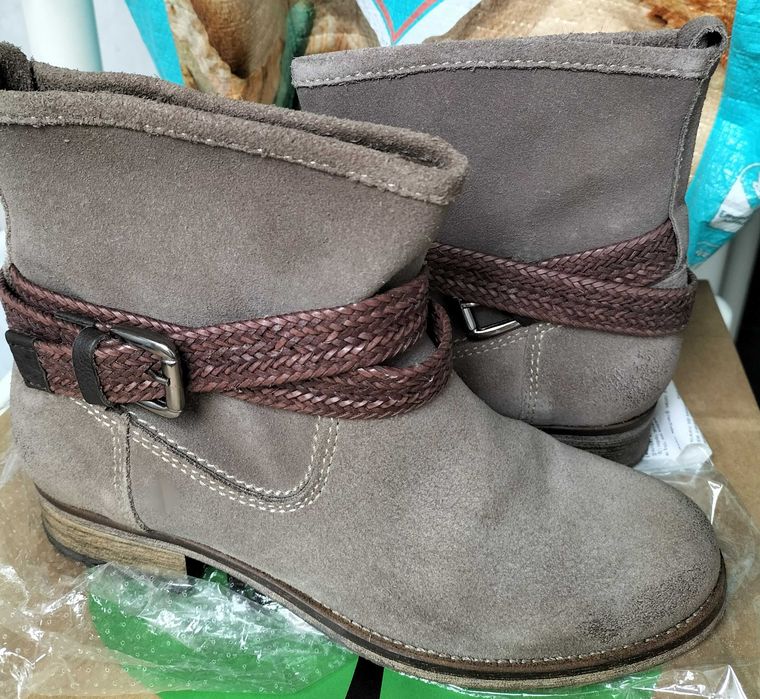 Botins em camurça