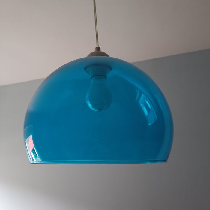Lampa wisząca z niebieskim kloszem