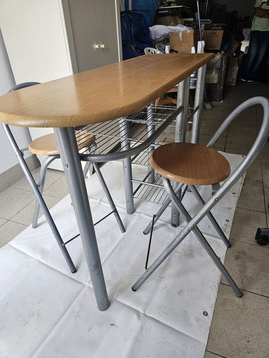 Mesa com 2 cadairas. Estato norml.