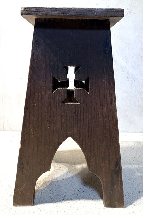 Antigo pequen pedestal em madeira para uma escultura religiosa / Santo