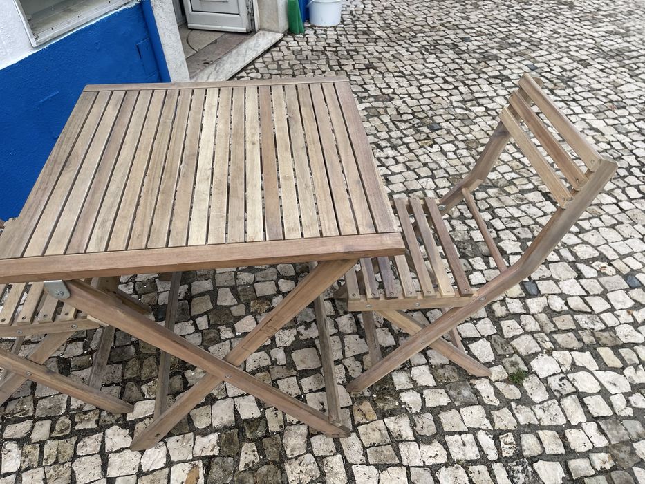 3 mesas e 6 cadeiras desdobráveis em muito bom estado. Só vendo 1 conjunto ( 1 mesa+2 cadeiras ) ou os  três.