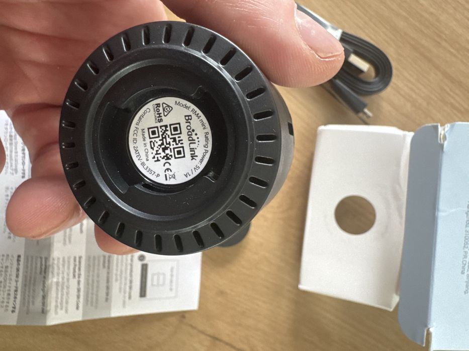 inteligentny, uniwersalny pilot na podczerwień BroadLink RM4 Mini.