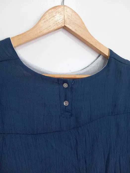 Blusa azul e branca, de meia manga, tamanho XL.