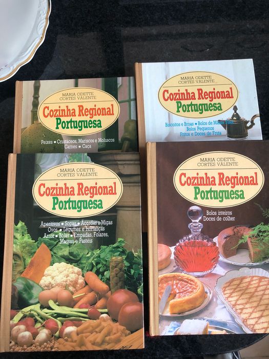 Coleção de 4 Livros 'Cozinha regional' com textos de L.Sttau Monteiro