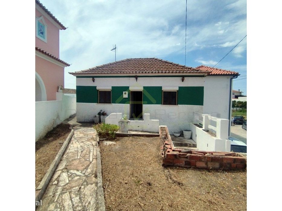 Moradia para renovação no centro de Monte Redondo