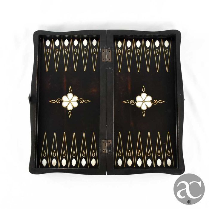 Caixa de jogo, em madeira exótica com embutidos de madrepérola