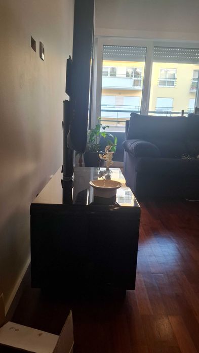 Móvel TV preto com sistema rotação e sistema de cabos invisíveis