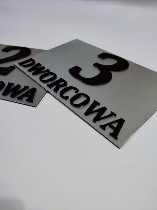 Eleganckie tabliczki z numerem domu – dibond + litery z plexi 3 mm