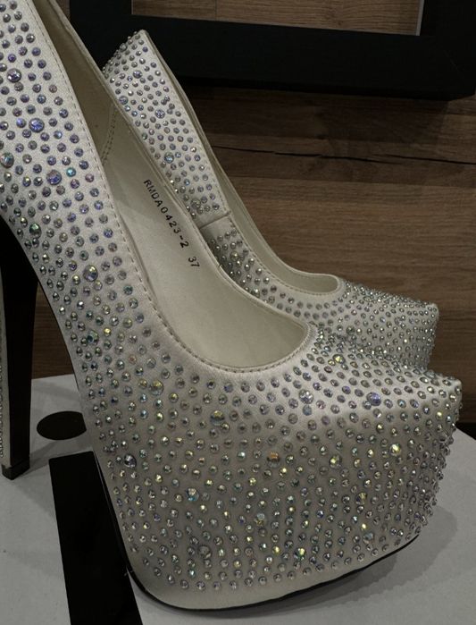 Białe szpilki platformy cyrkonie opalizujące