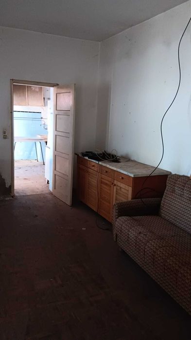 Terreno de 2200m2 com moradia para restauro.