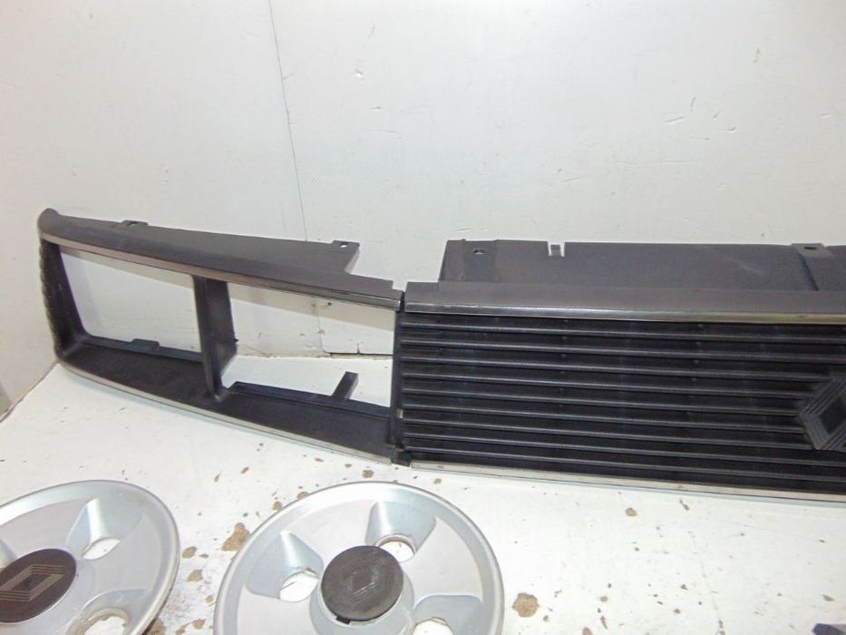 Renault 9 grelhas dos faróis e + peças