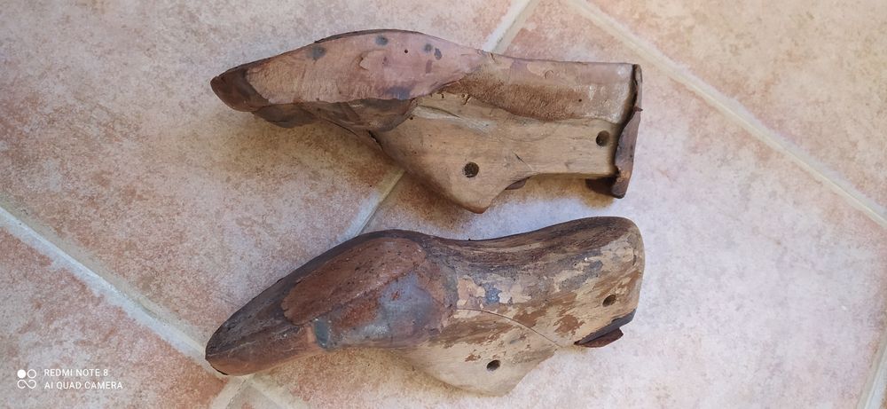 Dois moldes de sapatos