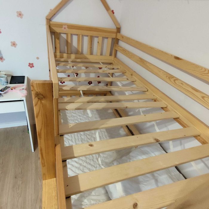 Łóżko piętrowe domek