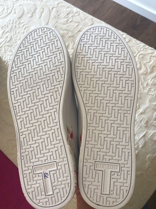 Sapatilhas brancas Ted Baker, NOVAS, nunca usadas. Tamanho 37