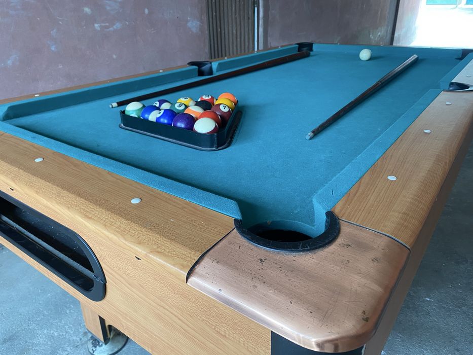 Bilhar snooker com tacos e bolas