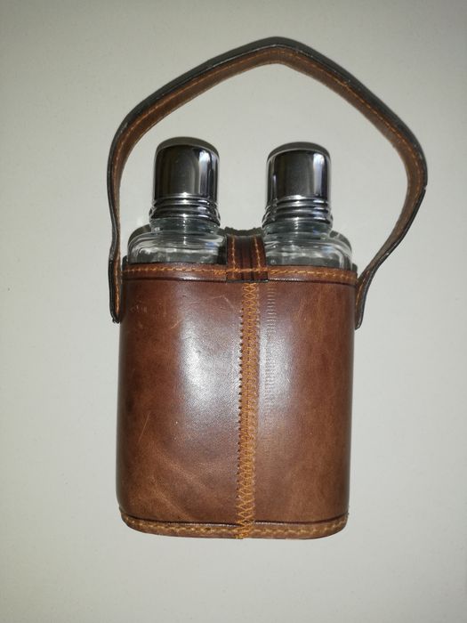 Porta bebida em vidro e pele