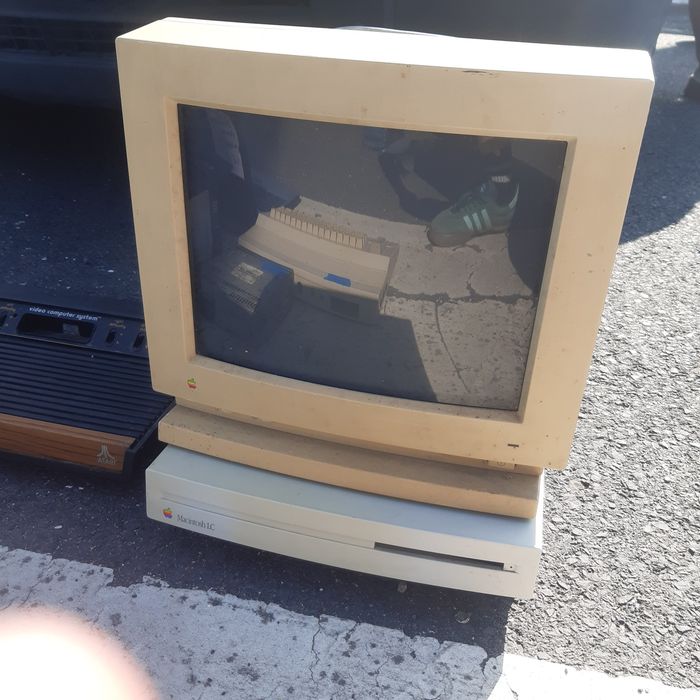Komputer z monitorem Apple Macintosh LC