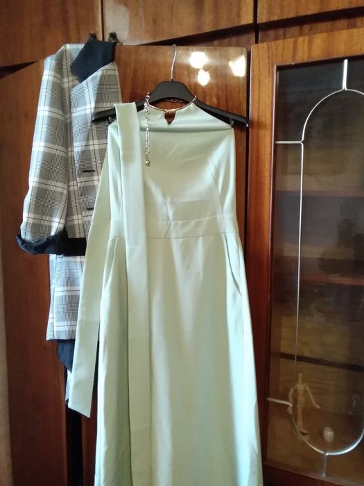 Платье с выпуска, с цепочкой и поясом