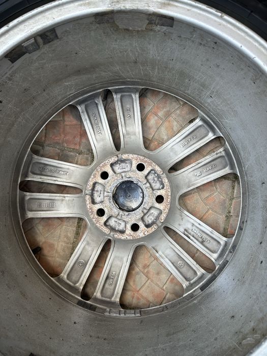 Продам оригінальні диски на Volkswagen разом з зимовою резиною Pirelli