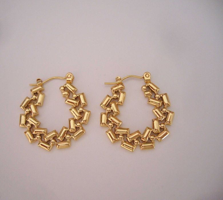 Brincos argolas douradas em aço