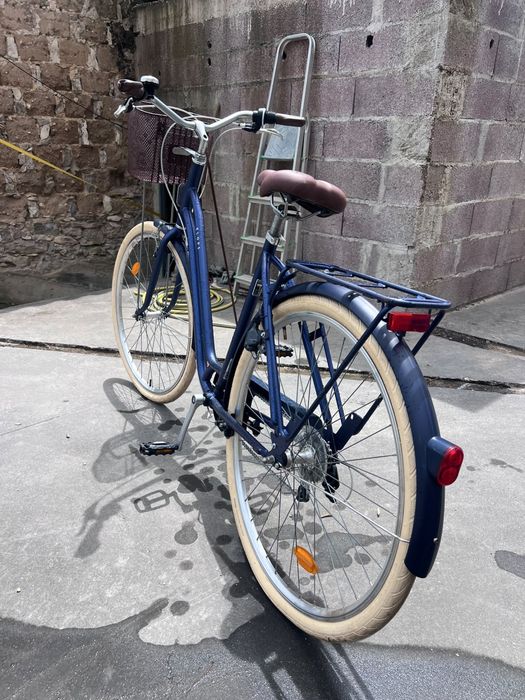 Bicicleta Decathlon Elops 120 com cesto e porta-bagagens