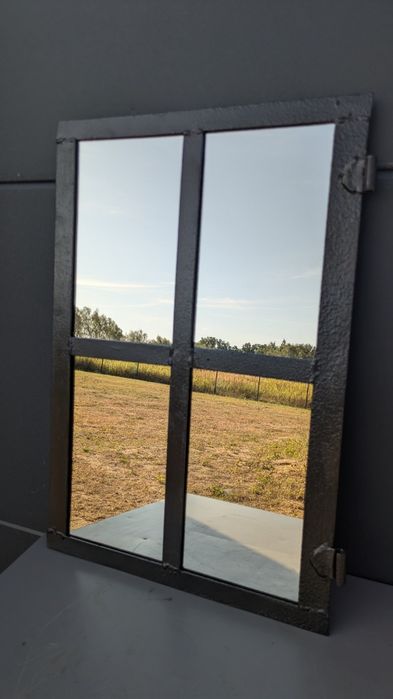 Lustro w starej ramie okiennej loft