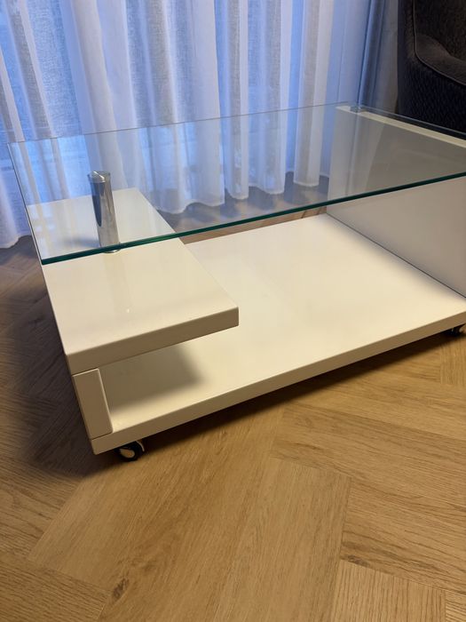 Ława biała ze szklanym blatem