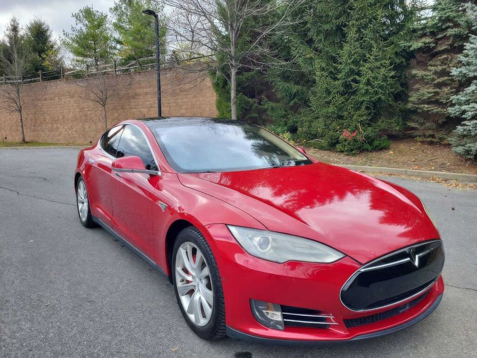 Tesla Model S P85D      2015