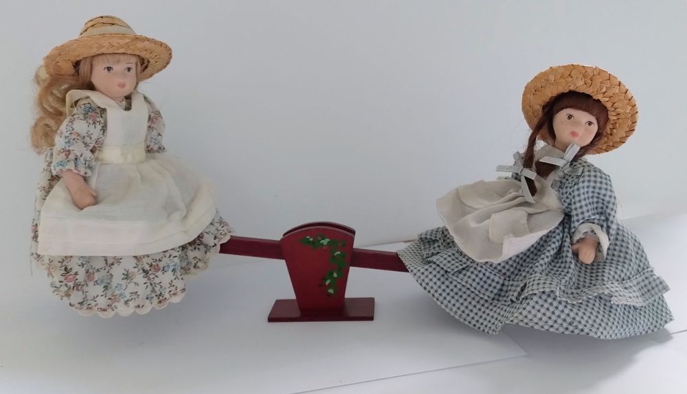 Dwie lalki z porcelany na huśtawce - kolekcja  Cudowny Świat Lalek z Porcelany Dr Agostini