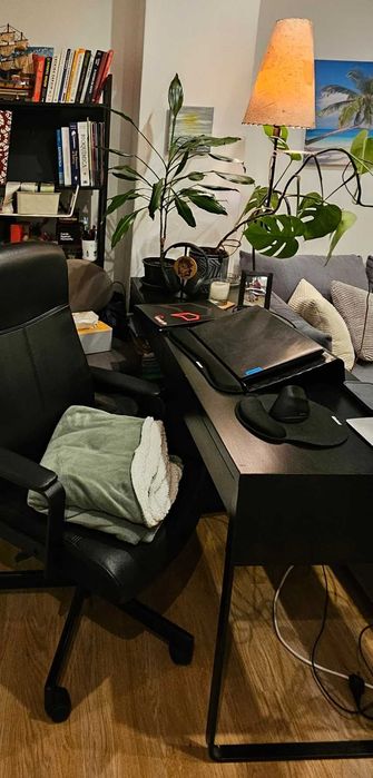 Secretária e estante em bom estado