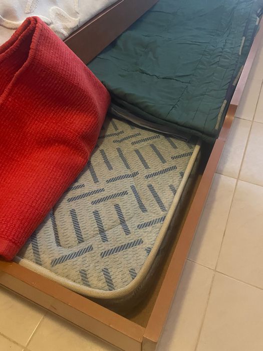 Mobília de quarto com 2 camas de solteiro e secretária