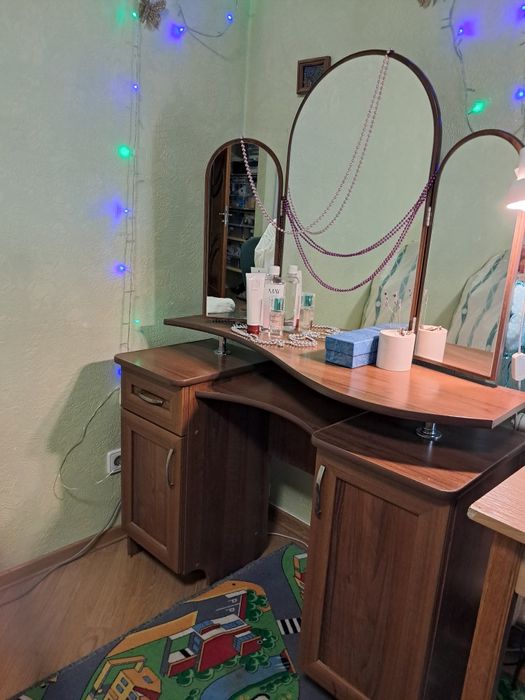 Трюмо, туалетний столик, шафа з дзеркалом