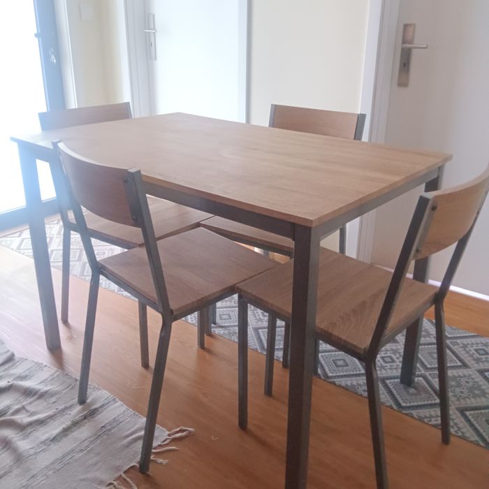 Mesa com 4 cadeiras