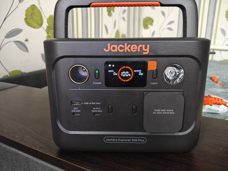 Продам зарядну станцію,Jackery Explorer  300 plus