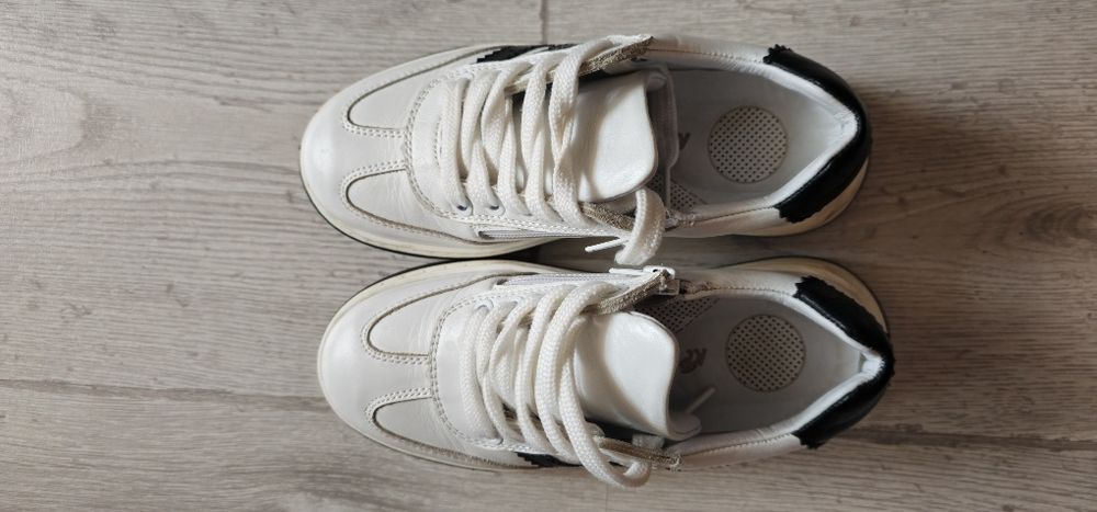 Шкіряні кросівки