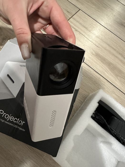 Проектор з пультом для домашнього кінотеатру