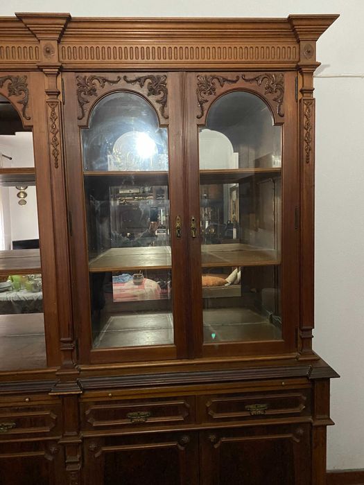 Móvel de madeira nogueira maciça.Antiguidade/Estante/Vitrina/Louceiro