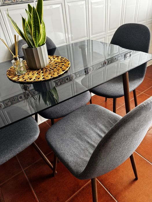 Mesa em vidro temperado + cadeiras